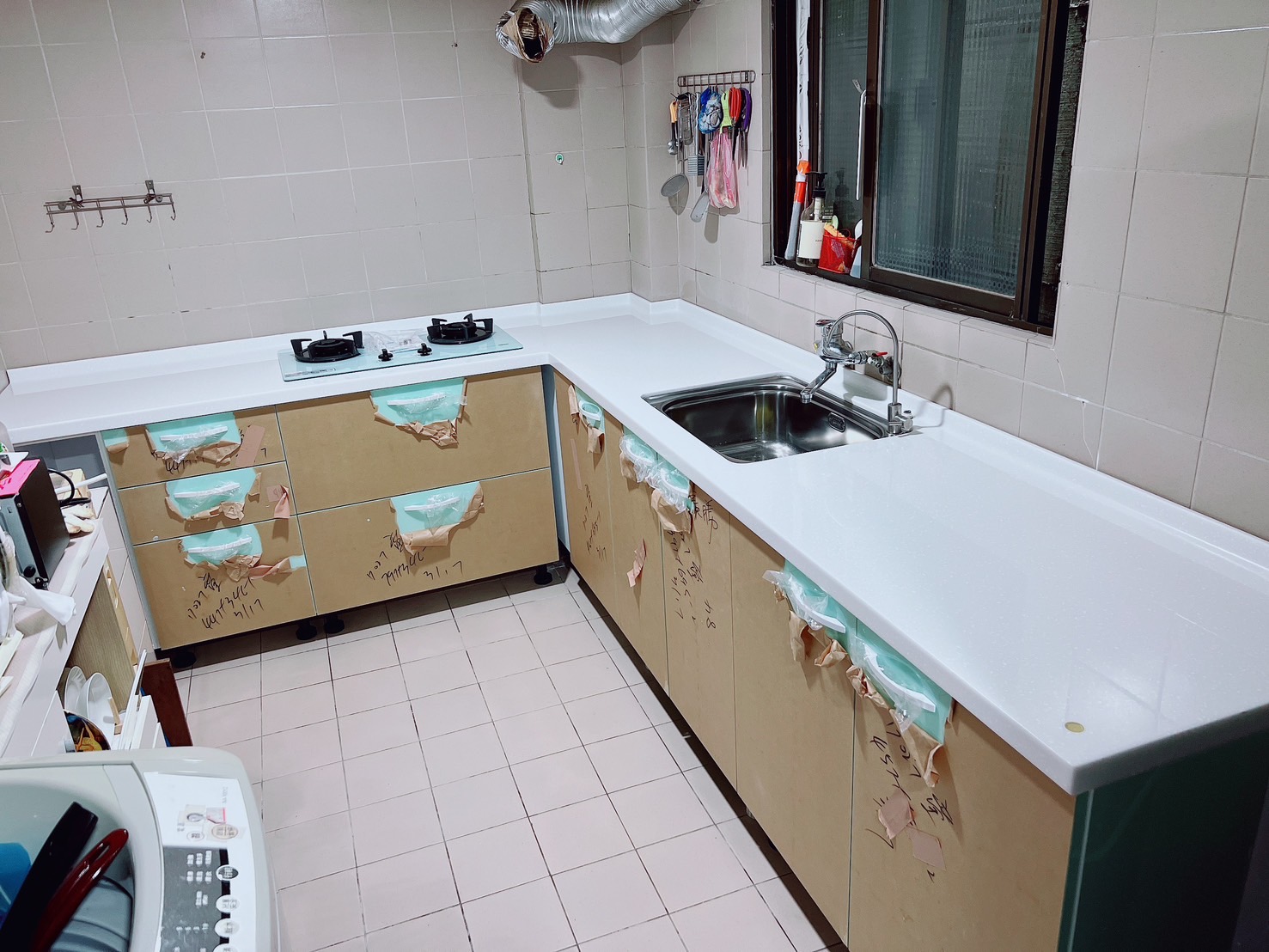 萬華康定路 L型繽紛廚具 施工中門板保護與柱體包覆 韓國人造石