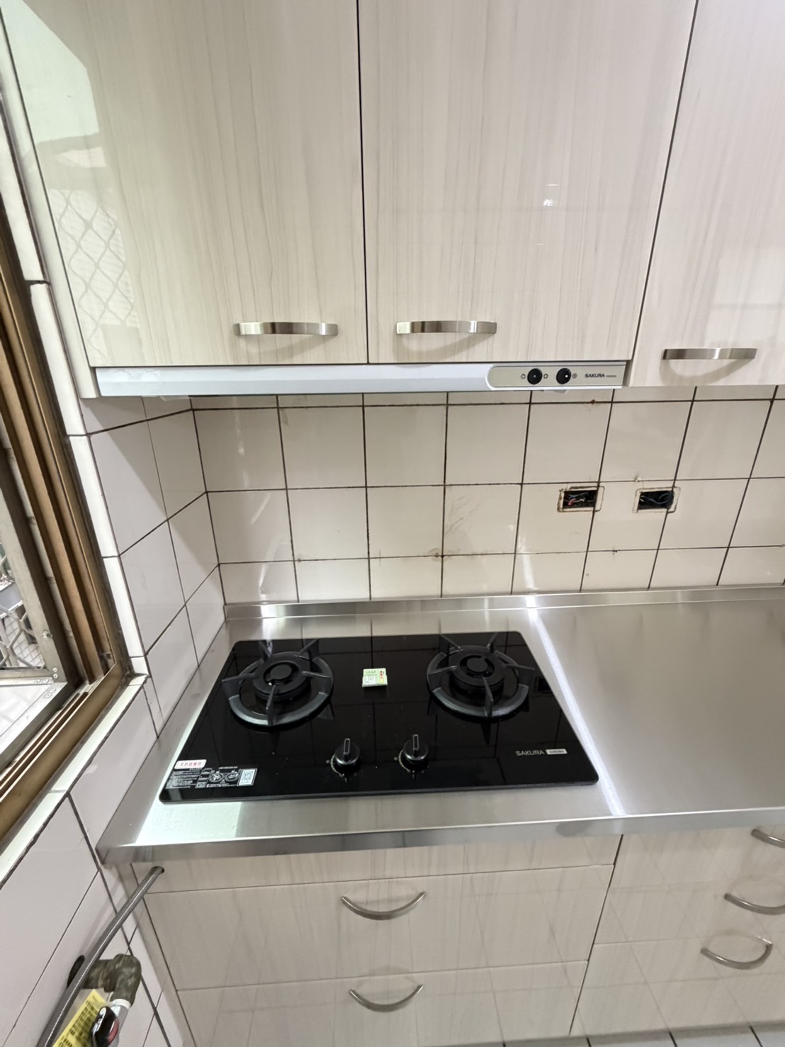 楊梅區一字型廚房完工整體視角 不鏽鋼檯面與櫻花爐具設備