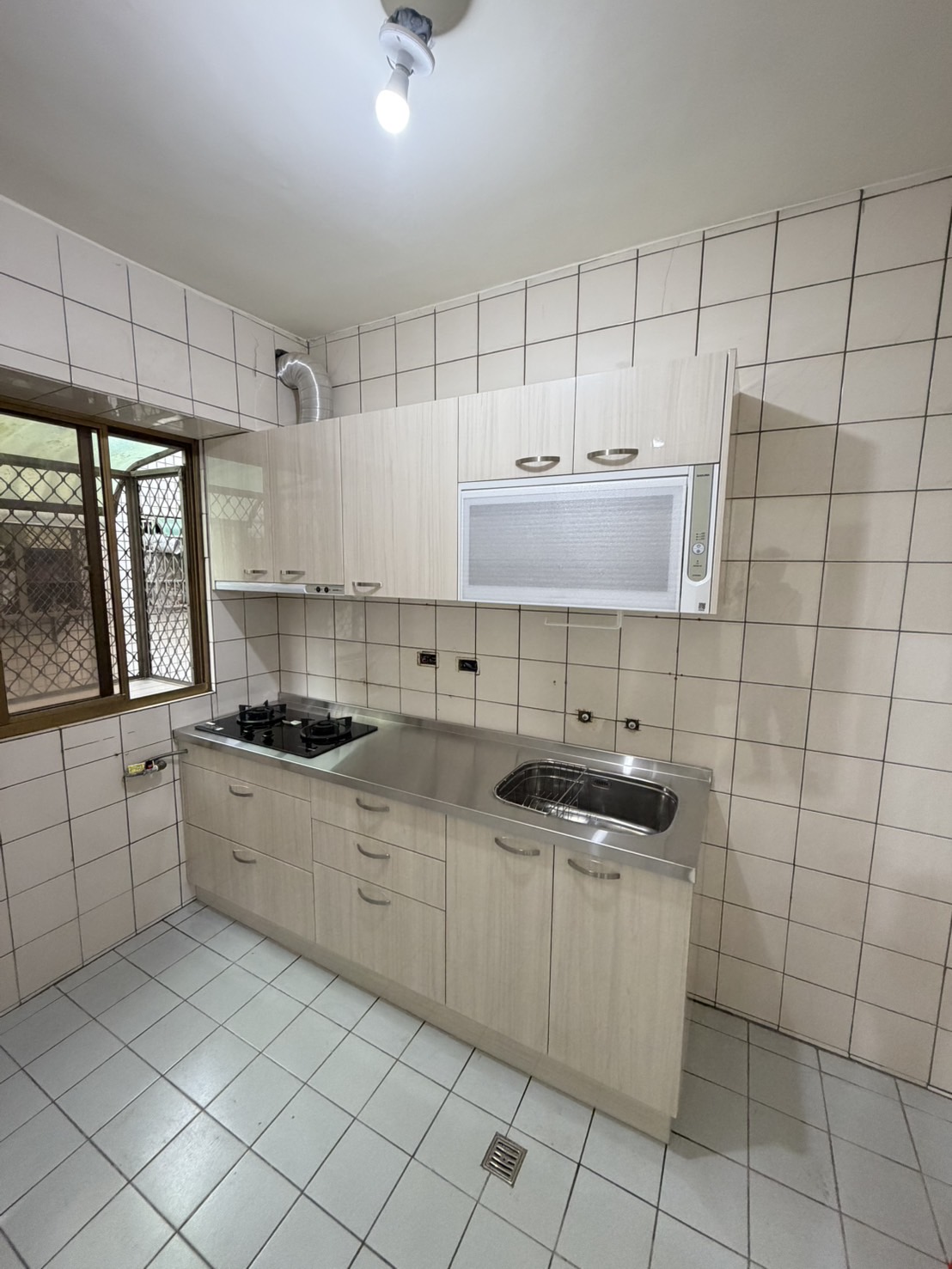 楊梅廚具翻新 淺綠色水晶門板與櫻花除油煙機配置