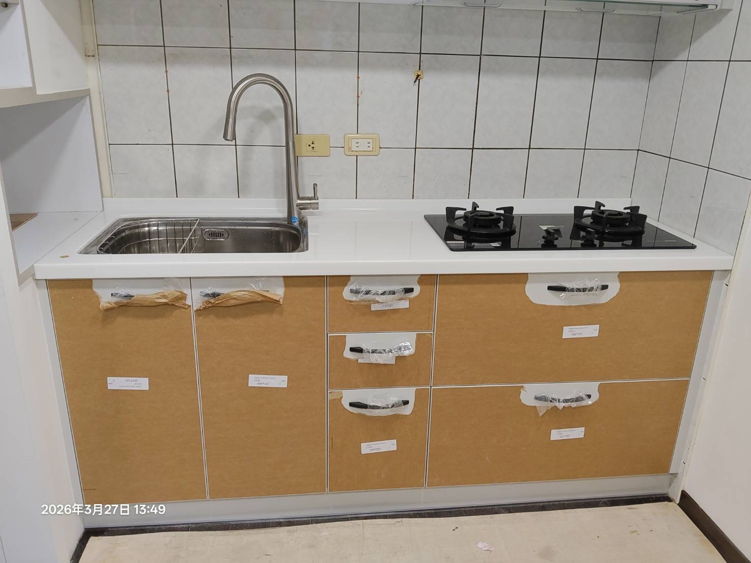 內湖一字型廚房 白灰色清爽風格 下櫃與設備配置細節