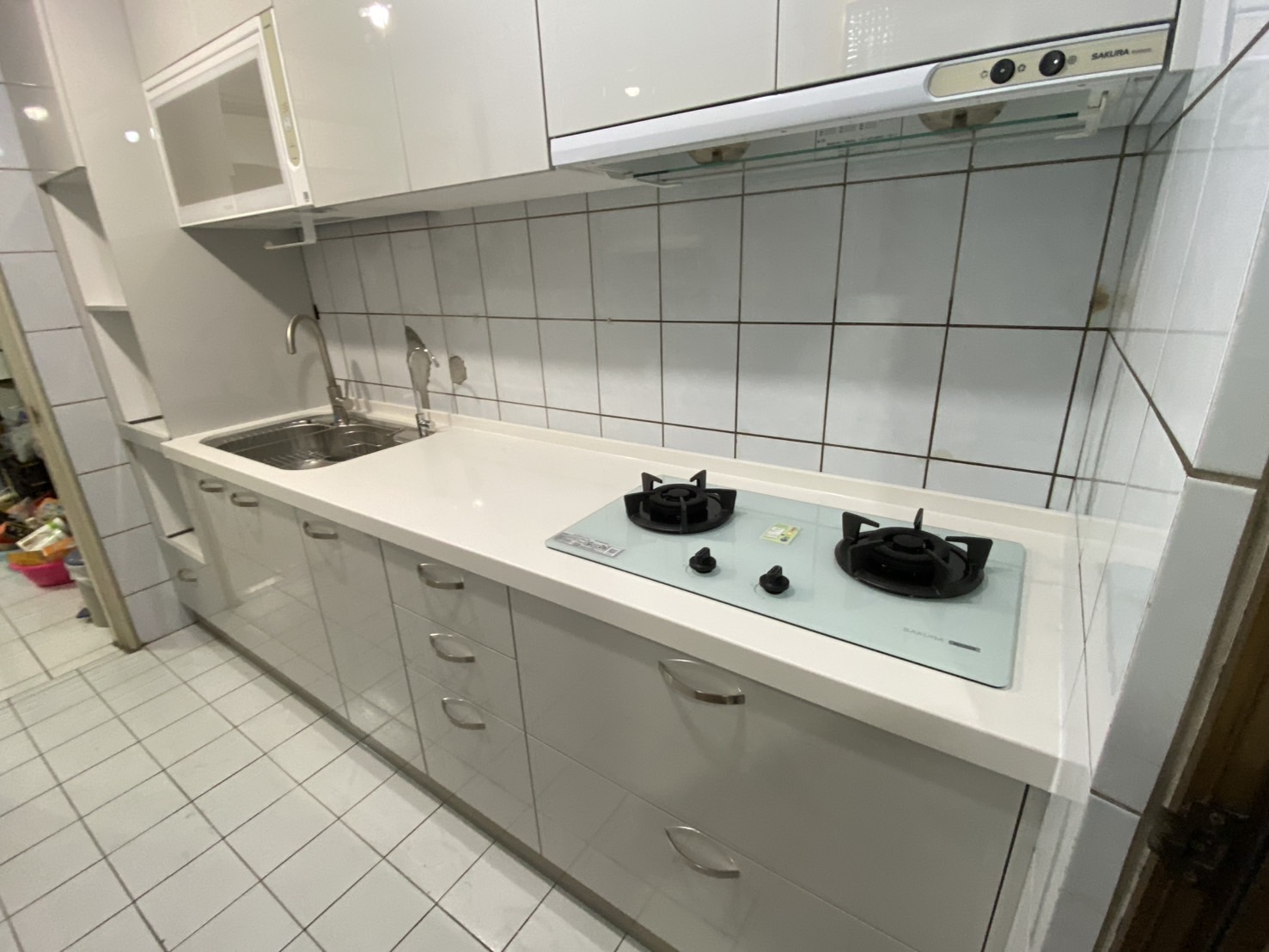 斜角全景與長型料理平台 烤漆玻璃牆面