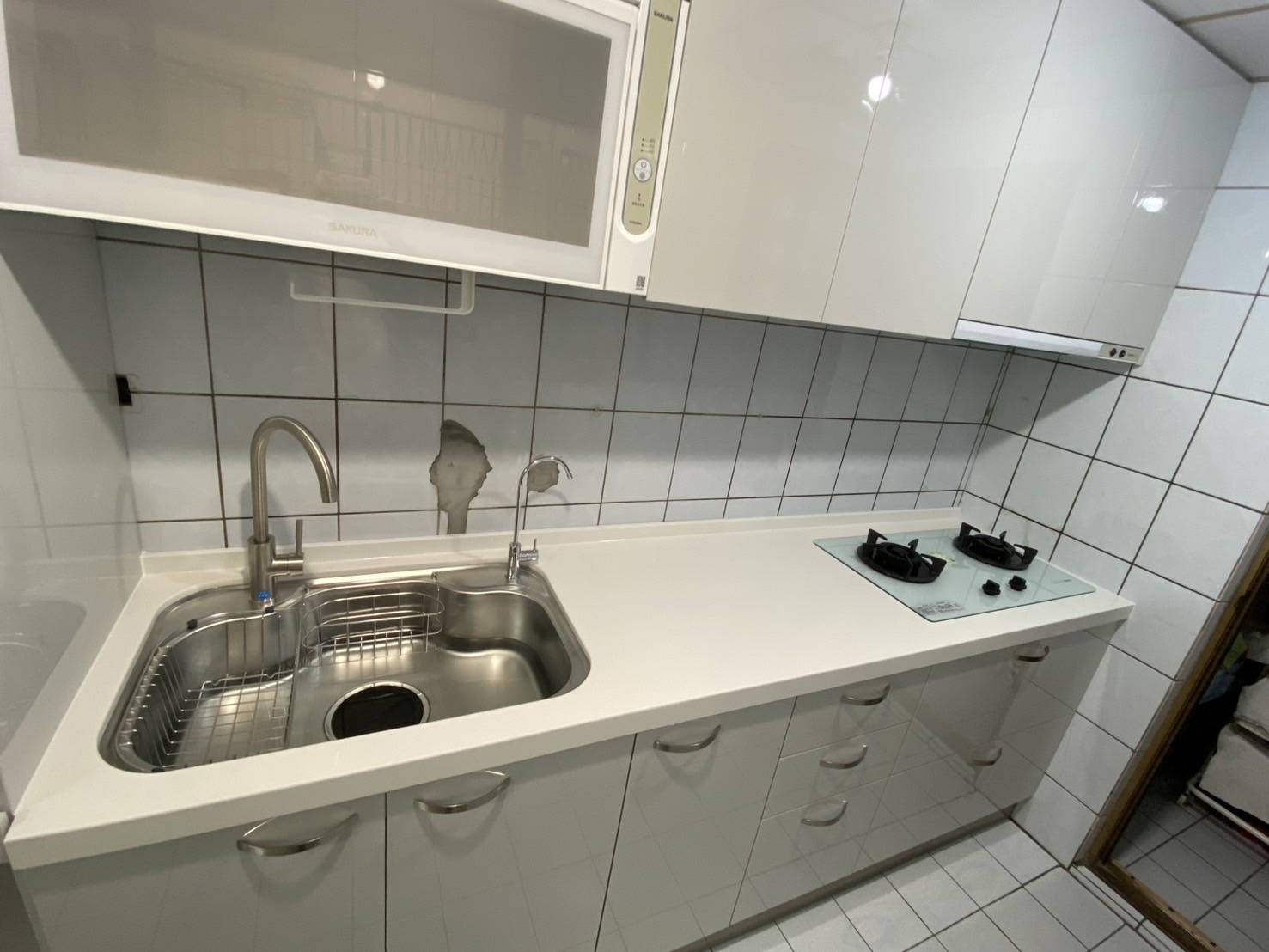 爐具區與吊櫃配置 隱藏式除油煙機與二口檯面爐