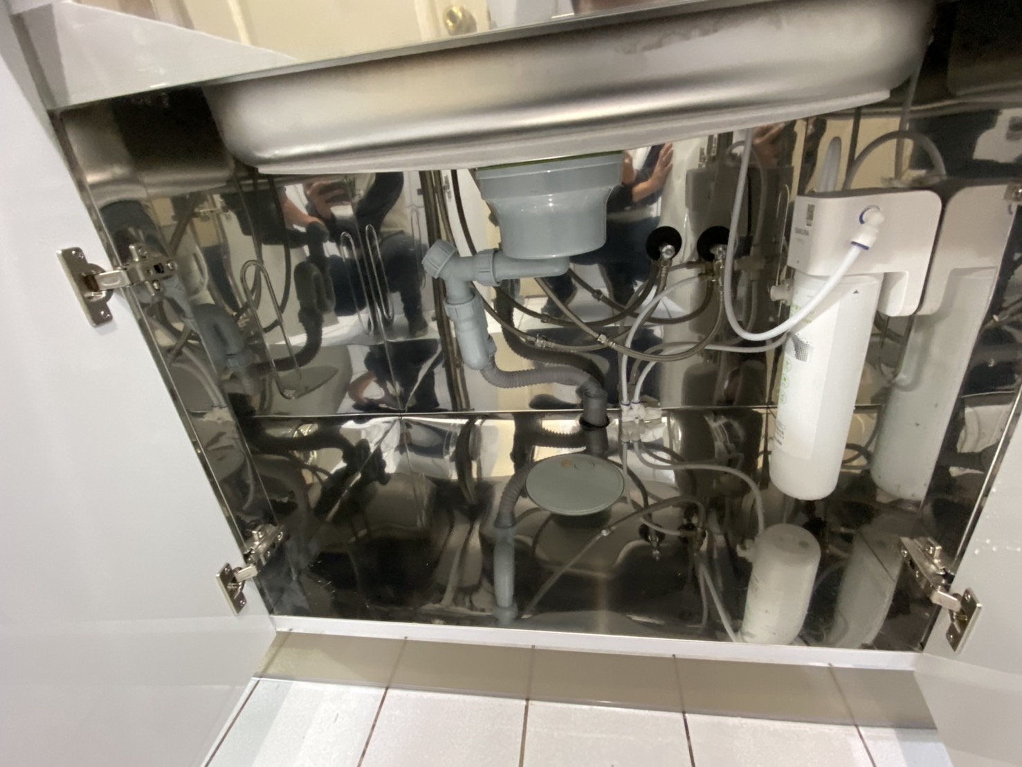 水槽區細節與檯面下出水 牆出水改管