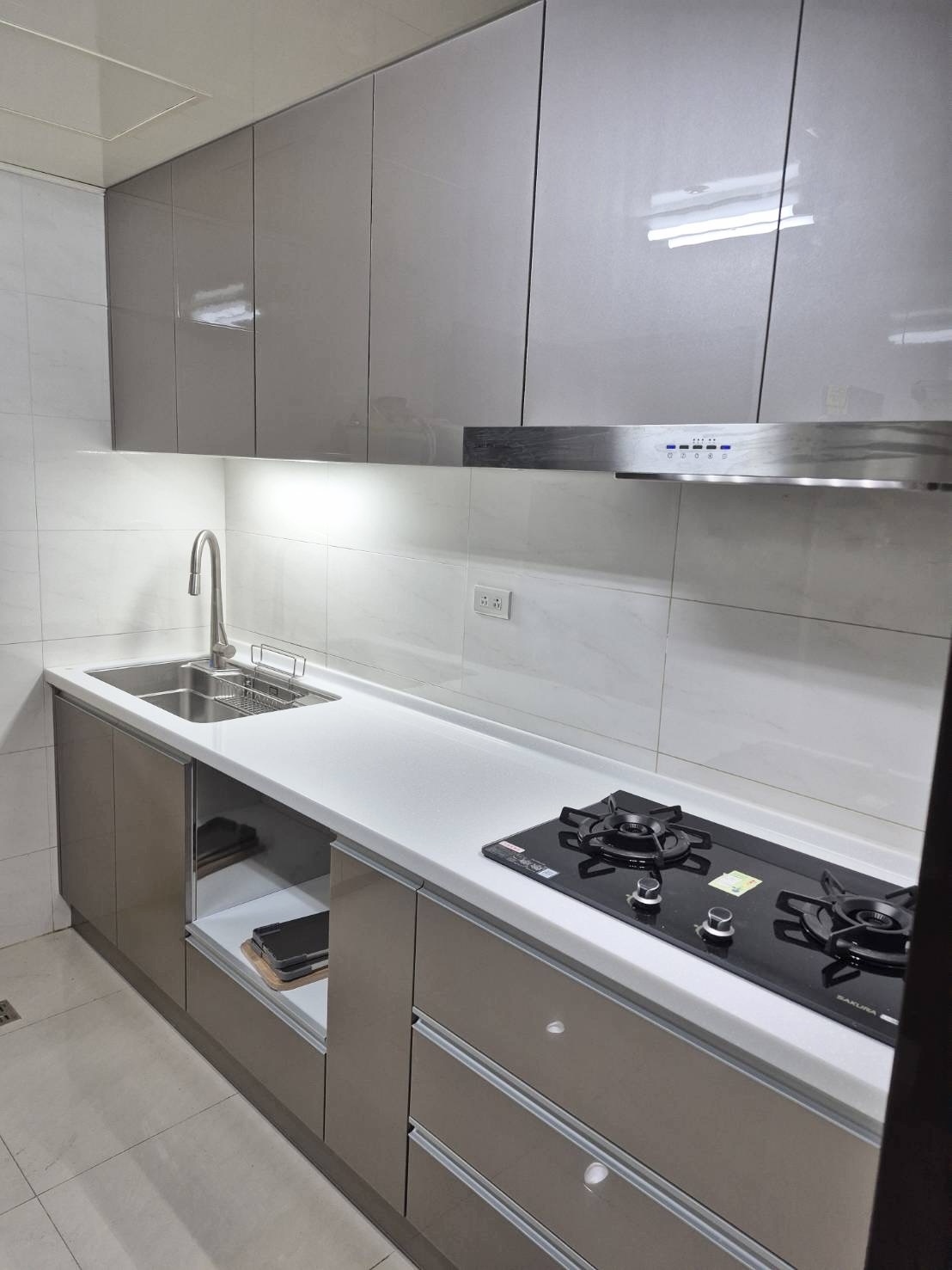 暖灰色下櫃收納細節 拉籃與抽屜配置