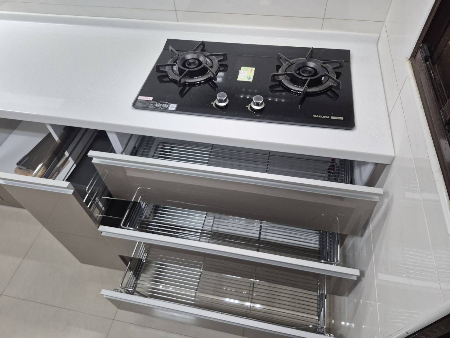 整體動線與上櫃層光配置 抽油煙機與水晶門板