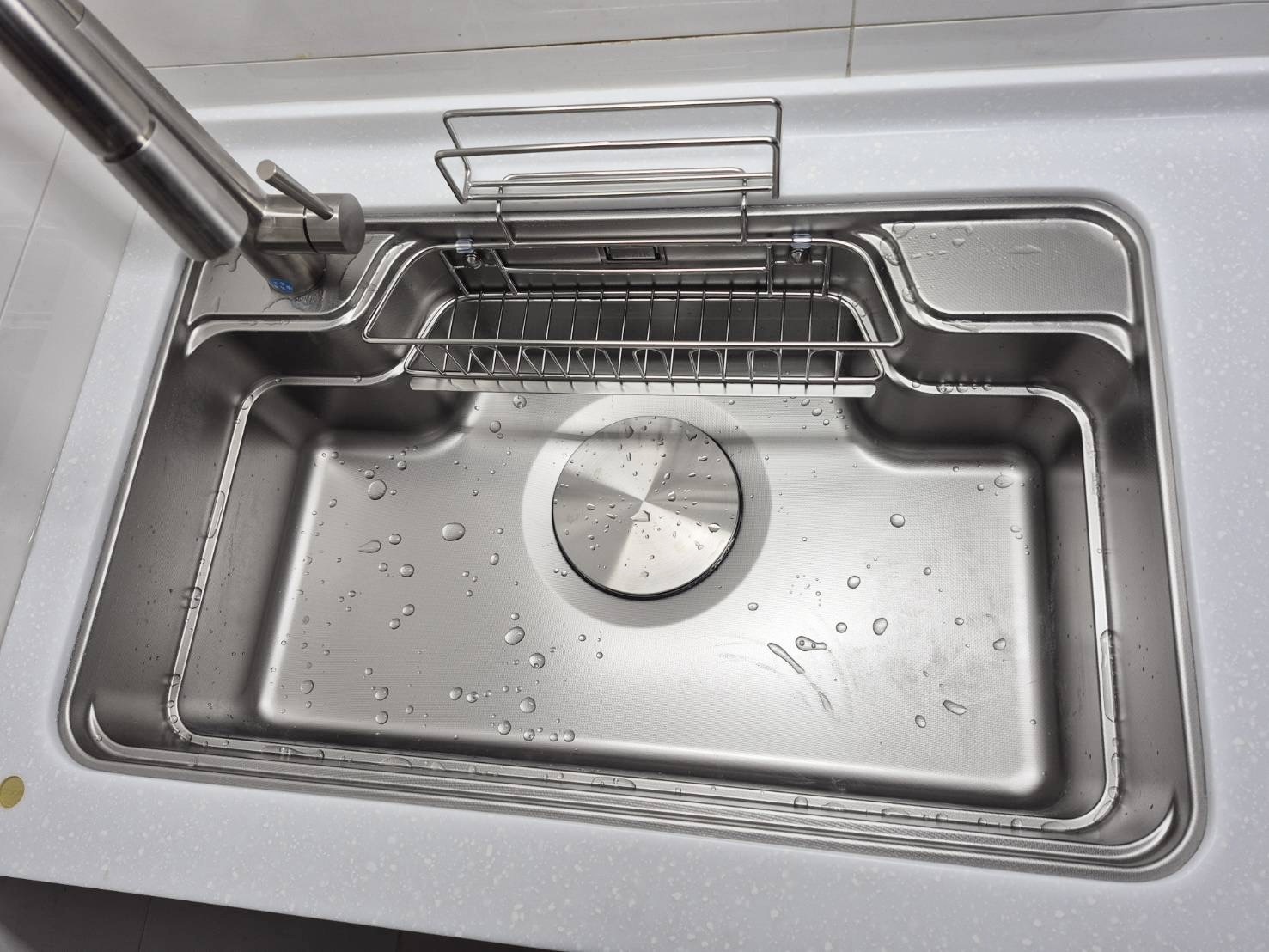 洗碗機預留空間與檯面收納細節