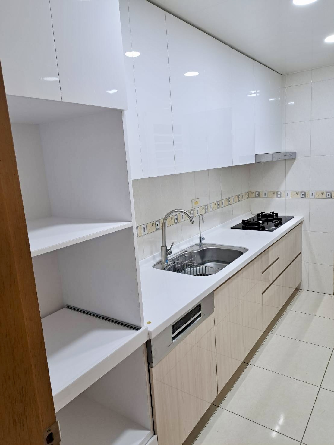 新廚具正面視角與高身電器櫃 洗碗機與人造石檯面