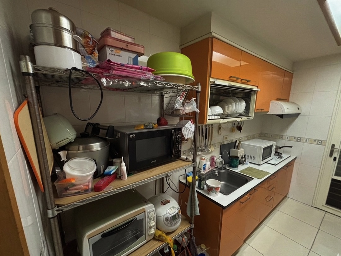 土城一字型廚房 橘白舊廚具與鐵架收納 舊廚房原況與備料空間不足