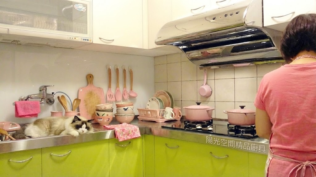 上疊櫃小坪數廚房｜淺色門板 × 完整收納｜陽光空間廚具