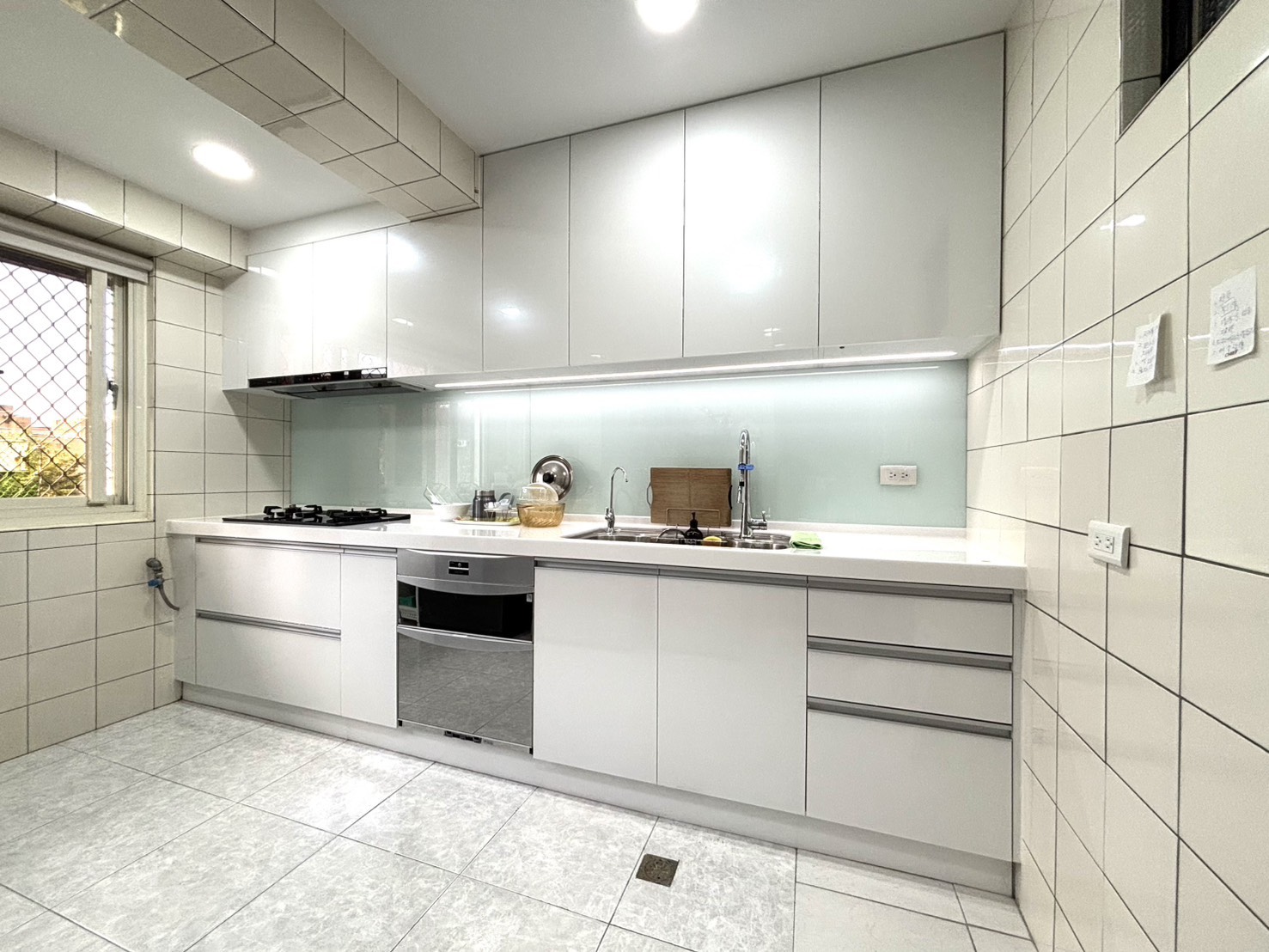 櫃體包覆天花板樑柱細節