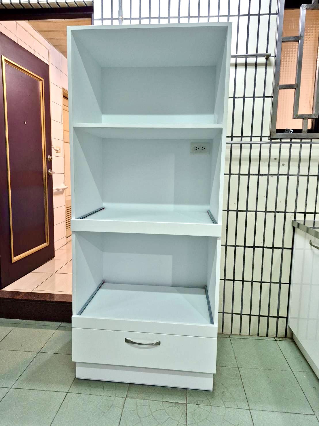 白色結晶鋼烤門板與收納配置