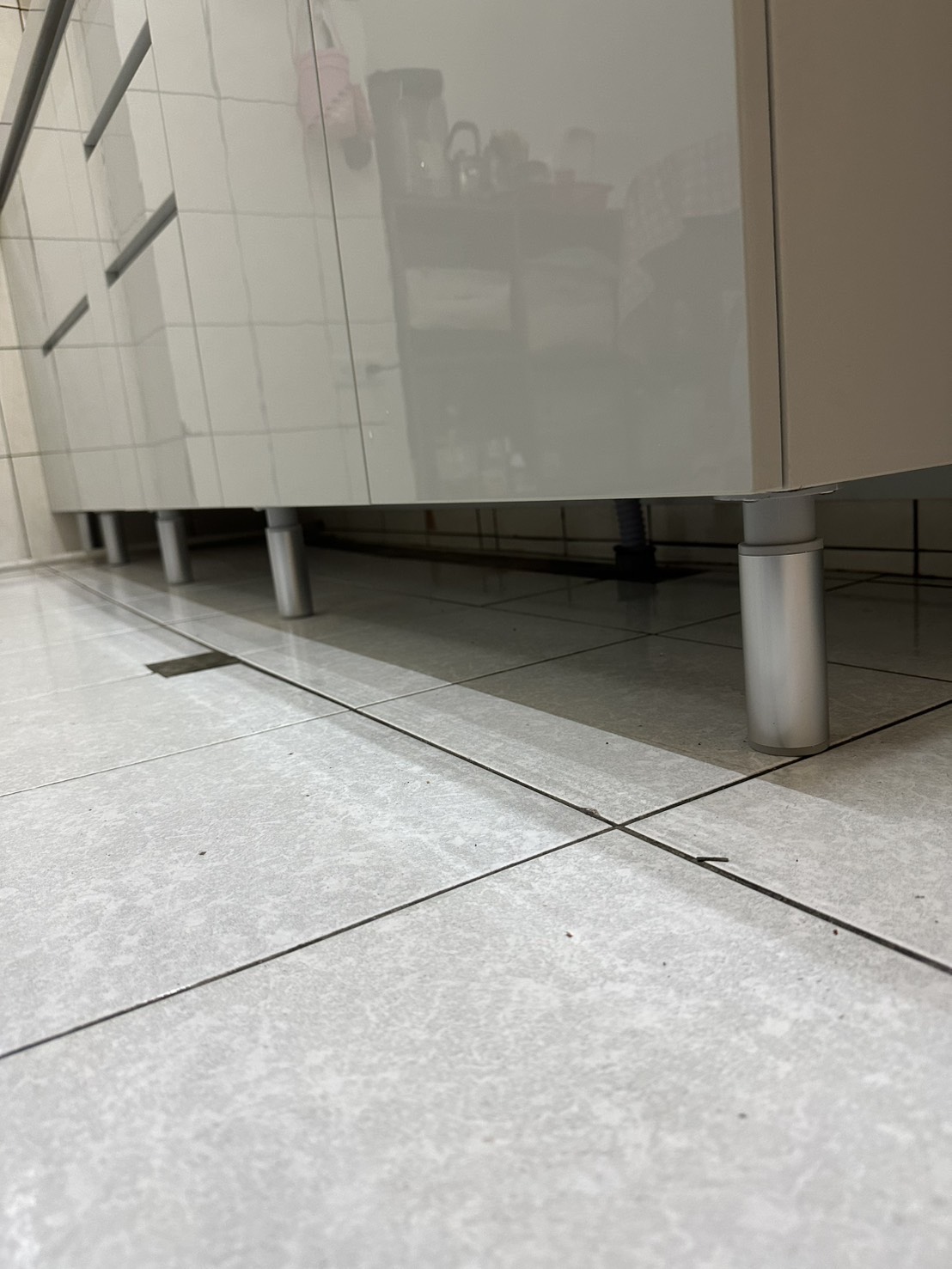 下櫃斜把手設計與結晶鋼烤門板