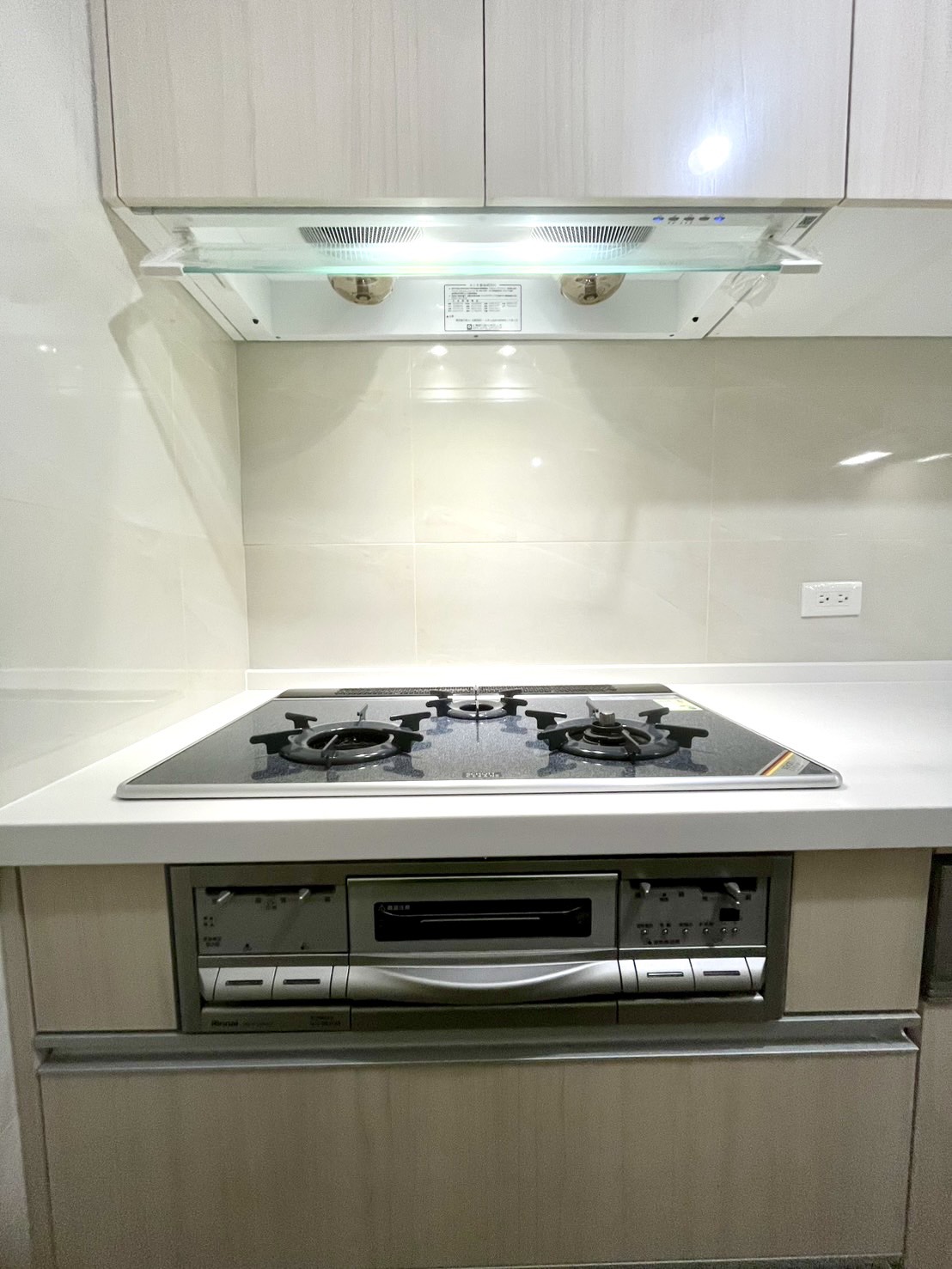 白色水晶門板與石英石檯面特寫