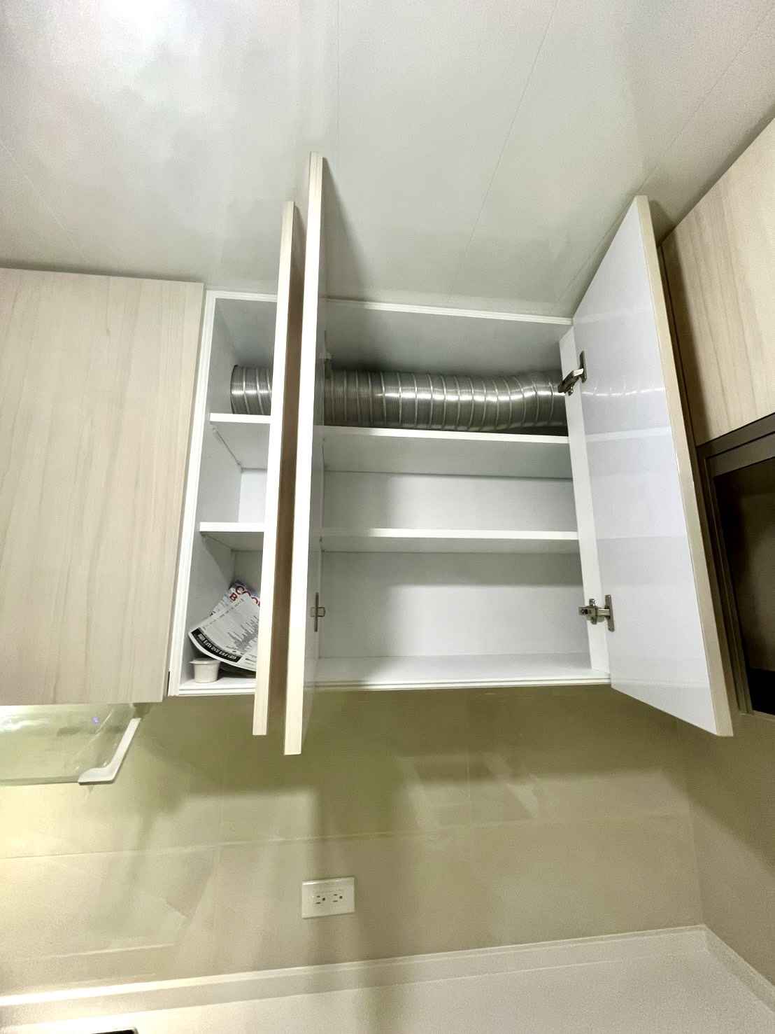 水槽下不鏽鋼桶身與淨水器配置