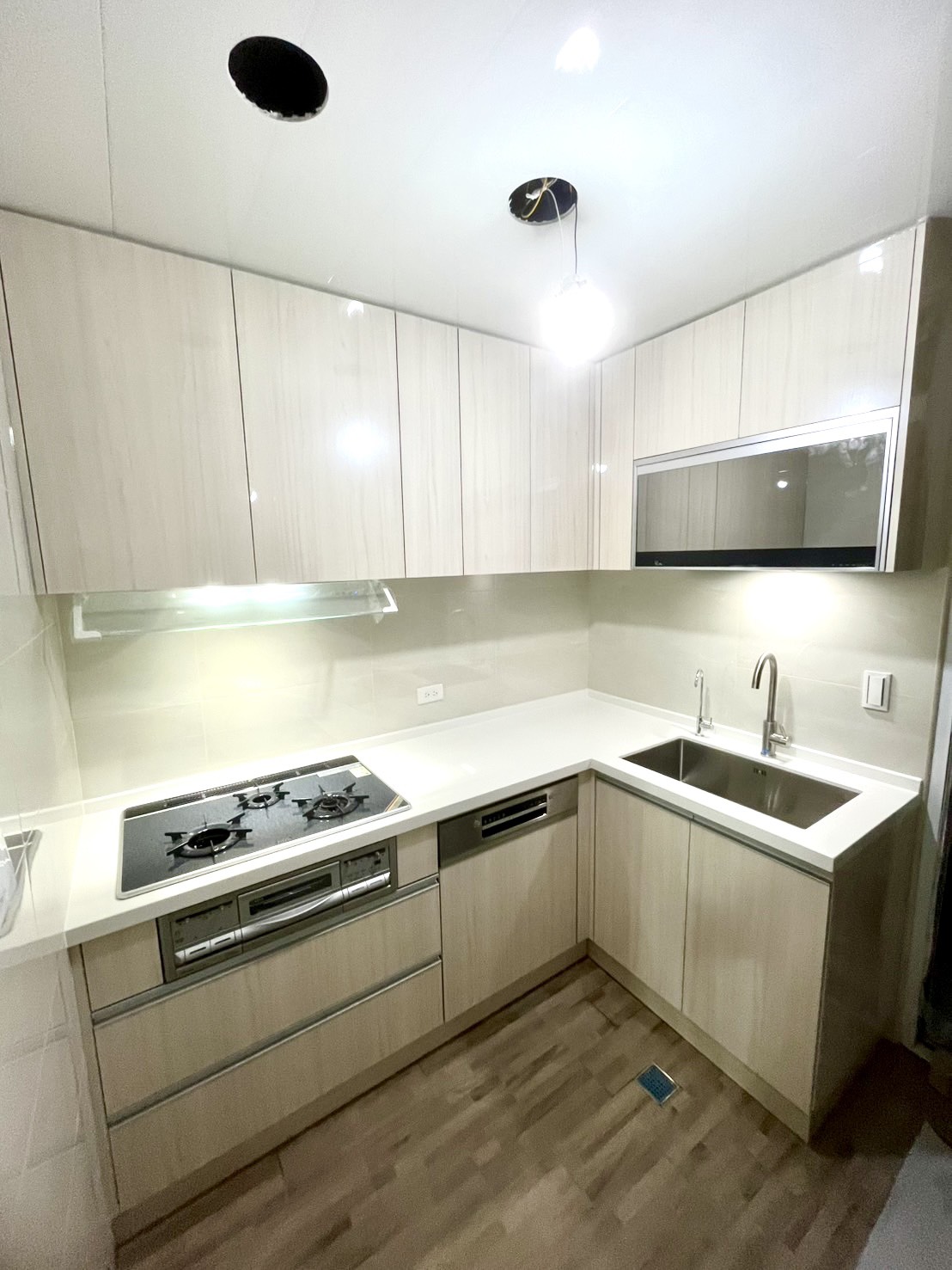 G型鋁把手與緩衝抽屜細節